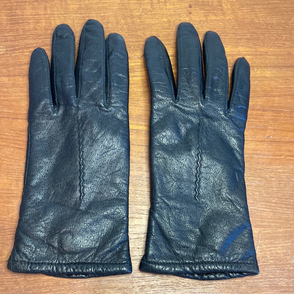 Black leather ladies gloves.